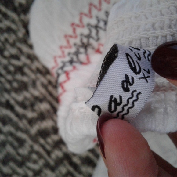 Red emrboidered flower top - Picture 6 of 7